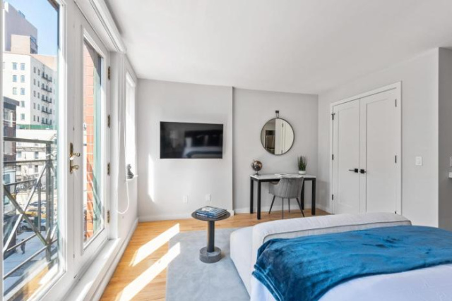 Modern Studio with Charming Juliet Balcony - New York