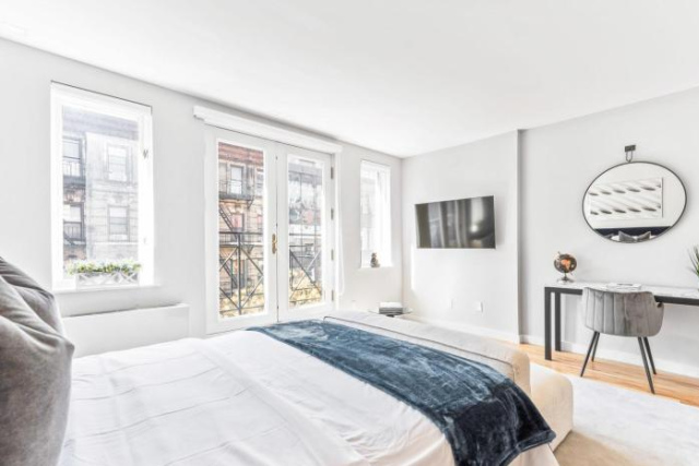 Modern Studio with Charming Juliet Balcony - New York