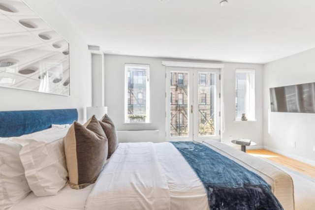 Modern Studio with Charming Juliet Balcony - New York