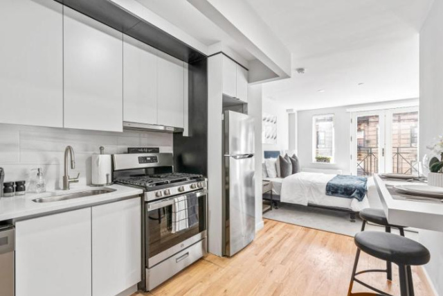 Modern Studio with Charming Juliet Balcony - New York
