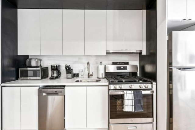 Modern Studio with Charming Juliet Balcony - New York