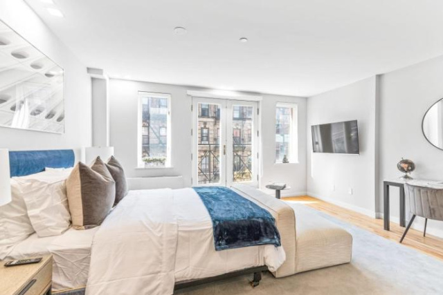 Modern Studio with Charming Juliet Balcony - New York