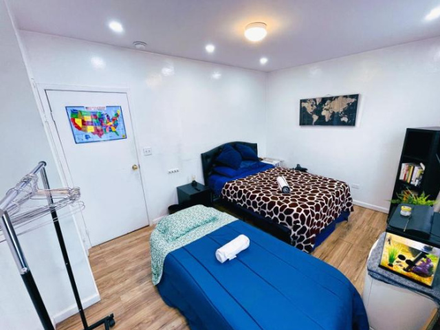 Big Bedroom Best Location ! - Free Parking and first floor - New York