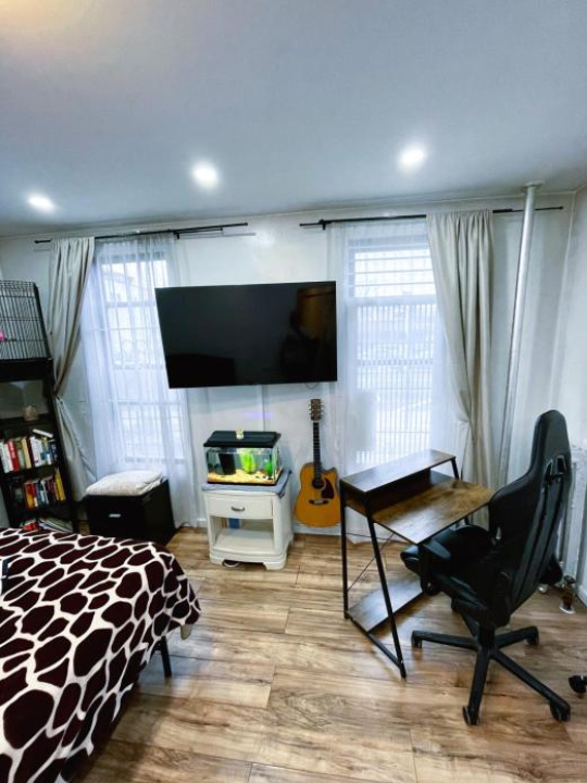 Big Bedroom Best Location ! - Free Parking and first floor - New York
