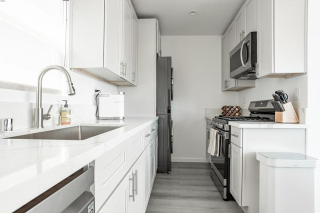 Newly Renovated Bungalow w Free Parking 4min from SoFi, 8min from Airport - Los Angeles