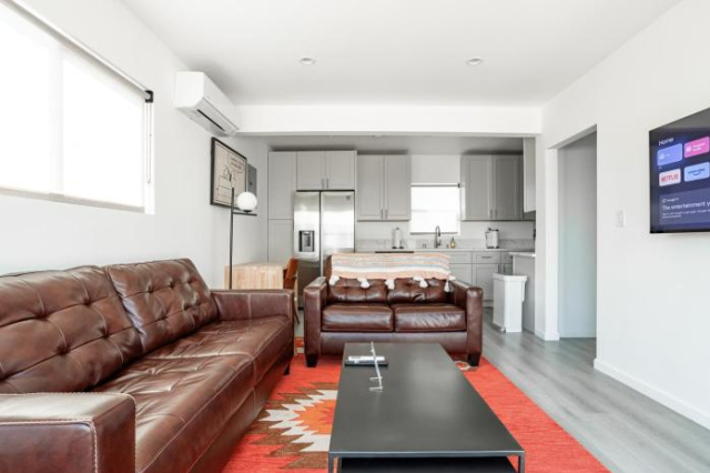 Newly Renovated Bungalow w Free Parking 4min from SoFi, 8min from Airport - Los Angeles