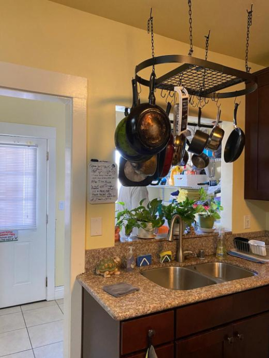 Private Large LA Bedroom w Private Half-Bathroom - TV - AC - WIFI - Private Fridge near USC - Exposi - Los Angeles