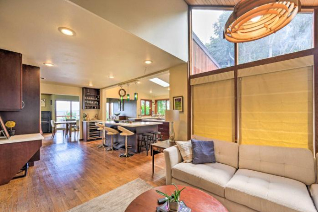 Large Home with Hot Tub 8 Mi to Downtown Seattle! - Seattle