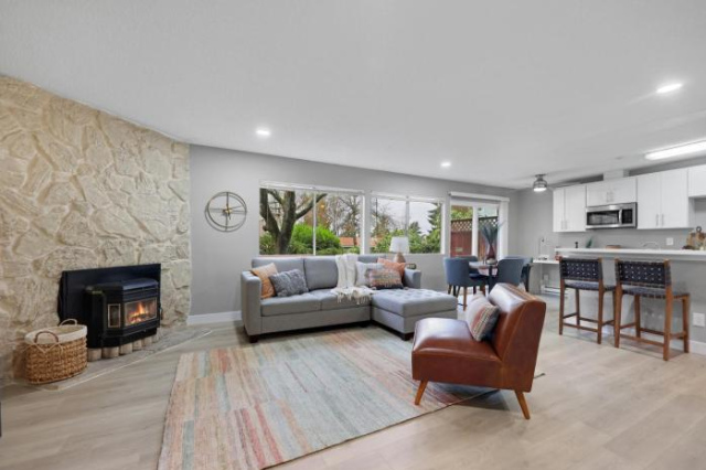 Cute Delightfully Remodeled Spacious Condo condo - Seattle