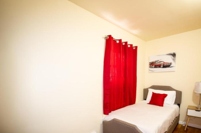 Deluxe Twin Size Bed-Red Room On The 1st FL in Elmhurst NY - 皇后區