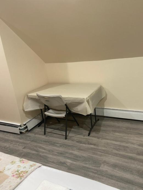 A Comfortable Room - Queens