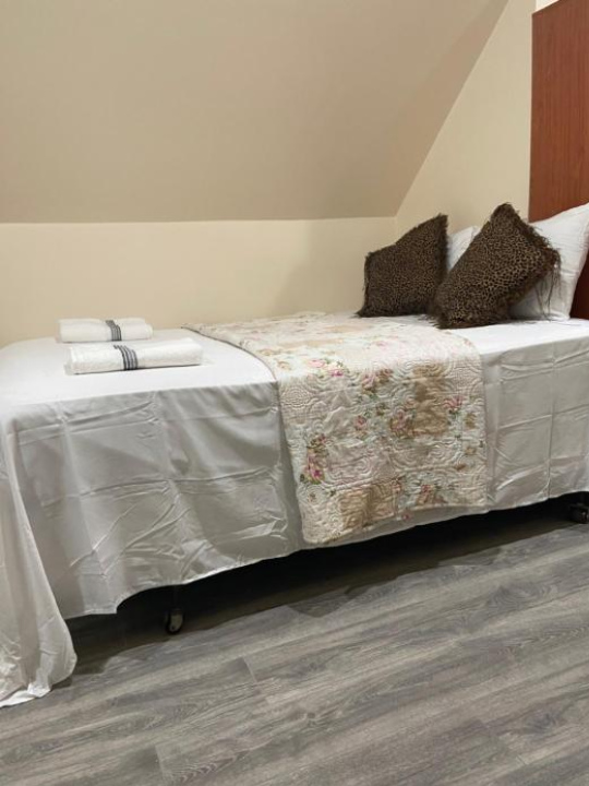 A Comfortable Room - Queens