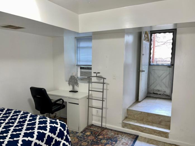 2 Bedrooms LR Kit Bath and Backyard 2 stops to Manhattan - Queens