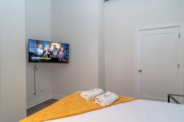 McCormick Place 2b/2b with Optional Parking and Gym for up to 6 Guests - Chicago