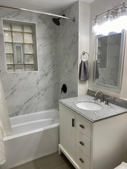 Lincoln Park Apartment with Backyard! - Chicago