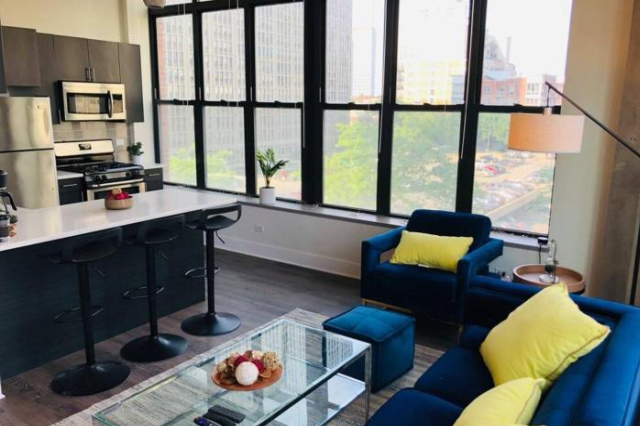 McCormick Place luxury corner apartment with optional parking for 6 guests - Chicago