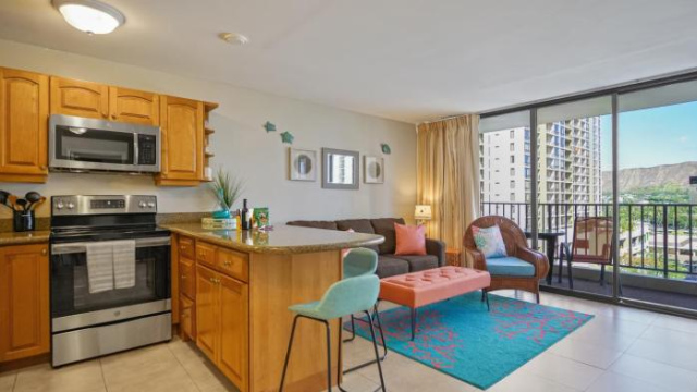 Waikiki Banyan Suites with Free Parking - Honolulu