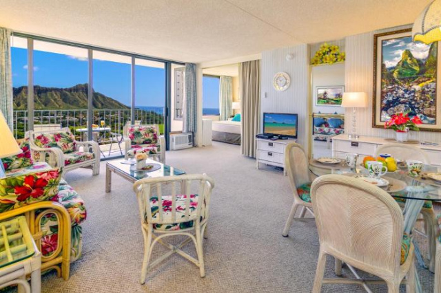 Fabulous Diamond Head and Ocean Views 33rd Floor - Parking, WiFi - Close to Beach - Honolulu