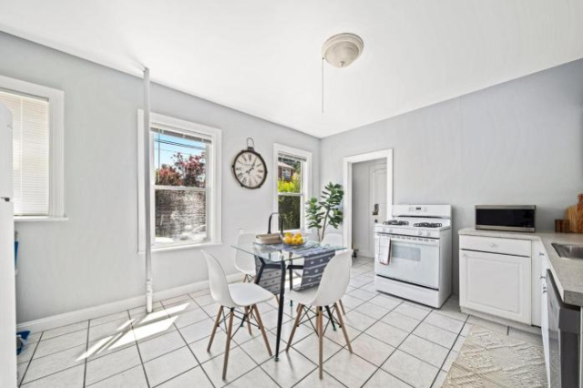 Cozy Up in 5BR 1BTH Apt Near Charming Oak Square - 波士頓