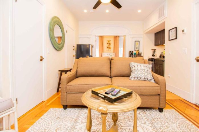 Renovated, Chic, one bed, Sleeps 4, Steps to Transit - Boston