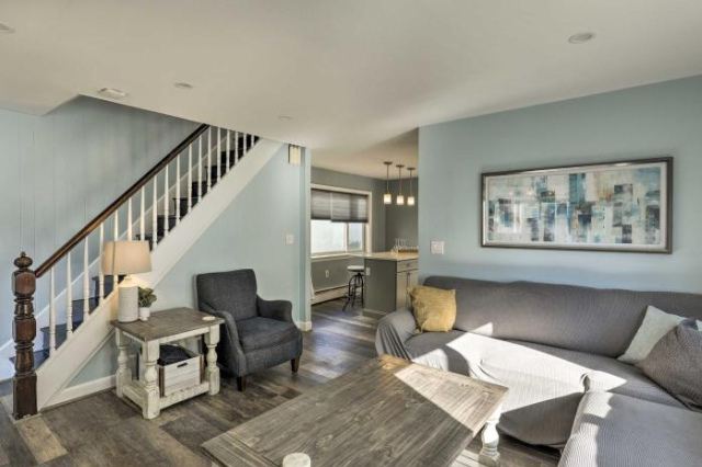 Pet-Friendly Revere Getaway, Steps from the T! - 波士頓