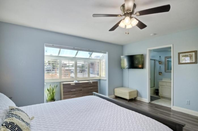 Spacious 2BR Retreat, Blocks to the Beach & Dining, 92 Walk Score, Gated Parking - San Diego