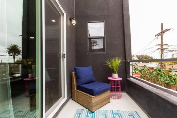 Studio - Balcony - A C - Dogs Parks Restaurants