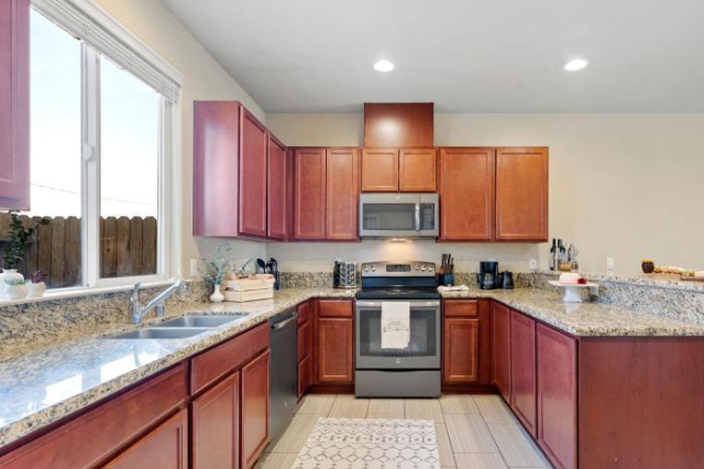 High End Midtown Home With Fireplace And Ensuite Baths - 內華達州