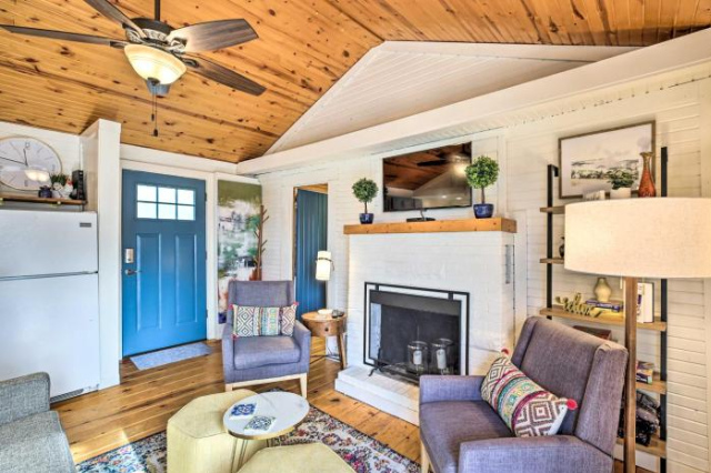 Sunny Hill Cottage Dry Ridge Escape with Deck! - Kentucky