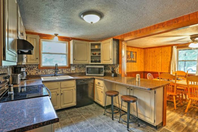 Pine Retreat Cabin with Deck, Hot Tub and Pond! - Ohio