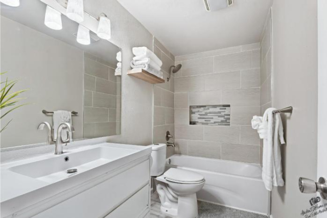Modern Lower Level 1bedroom suite - Alaska