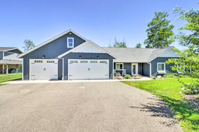 Sunny Lakefront Home with Fire Pit and Boat Dock! - 明尼蘇達州