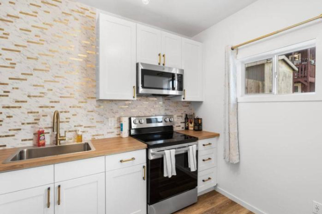 Bright Modern One BR Apartment in SFO - South San Francisco