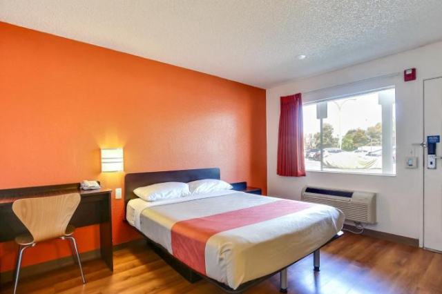 Motel 6 Oakland Embarcadero - San Antonio