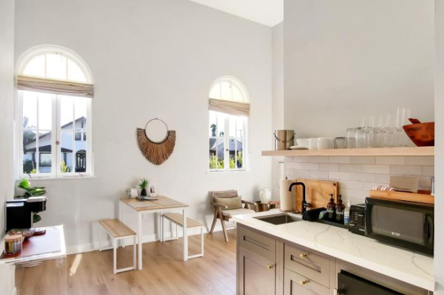 NEW! Villa Castillo 2 - immaculate luxury studio in downtown Santa Barbara - 塞多納