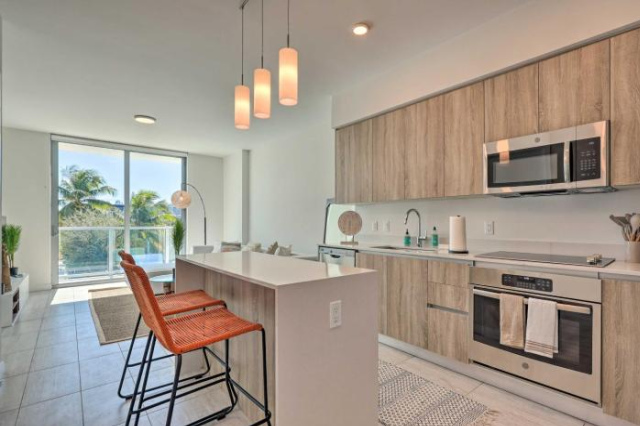 Chic Miami Condo with Pool, 6 Mi to South Beach - Flagstaff