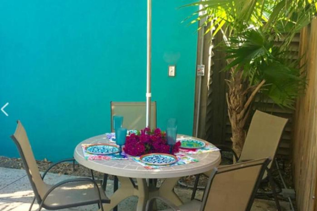 Duval Street Suite w parking and pool - Page