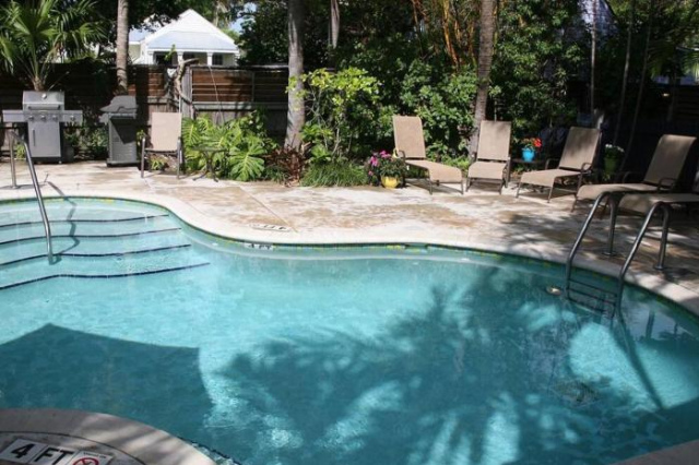 Duval Street Suite w parking and pool - Page
