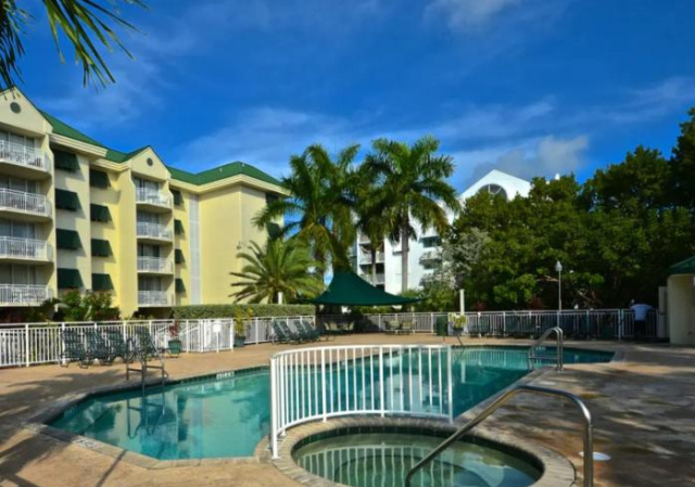 Sunrise Suites by TO - Page