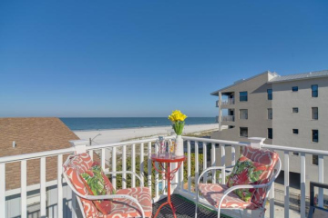 Breezy White Sands House Steps to Gulf Shore!