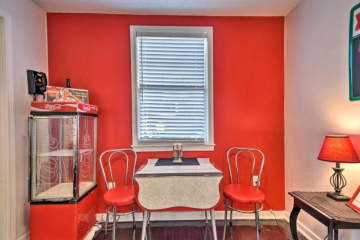 Retro-Style Studio in Historic Downtown Home!
