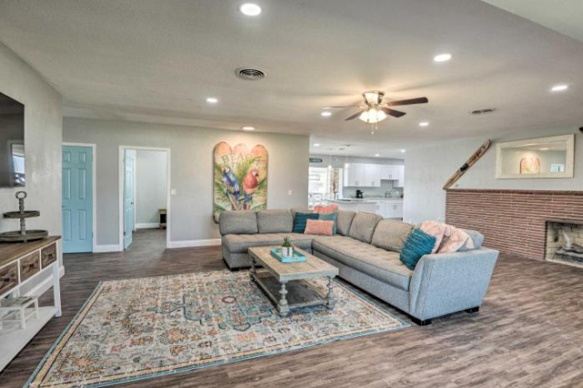 Modernized Coastal Oasis with Pool and Game Room! - Chattanooga