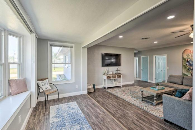 Modernized Coastal Oasis with Pool and Game Room! - Chattanooga