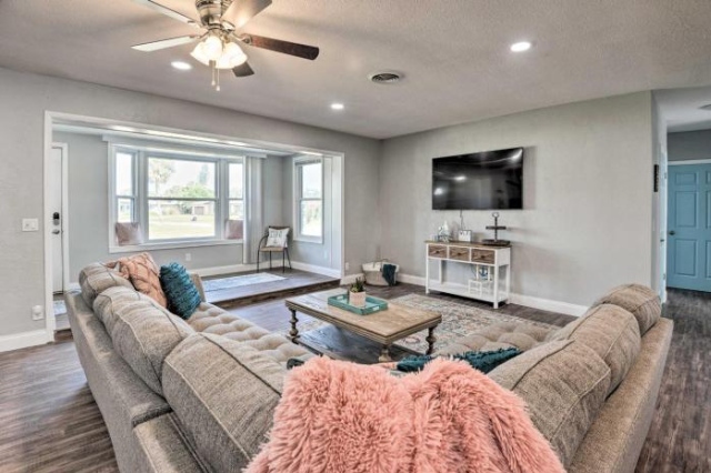 Modernized Coastal Oasis with Pool and Game Room! - Chattanooga