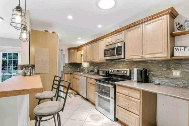 Comfy 3 bedroom with parking & close to everything - Niagara Falls