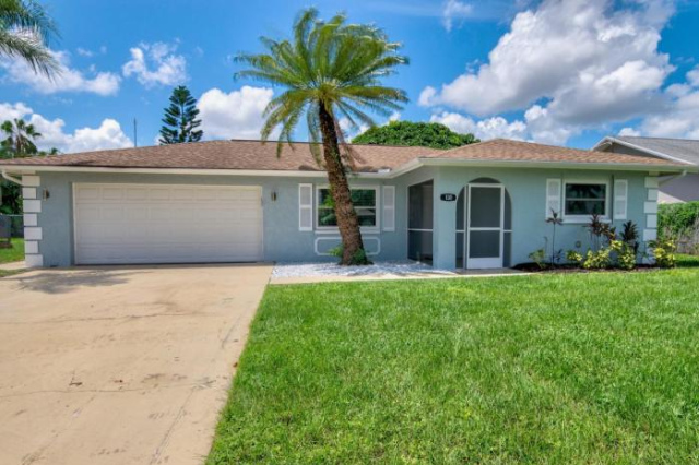 Salt Water Heated Pool Home with a Tiki Bar, a Garage Game Room and 4 Bikes - Niagara Falls