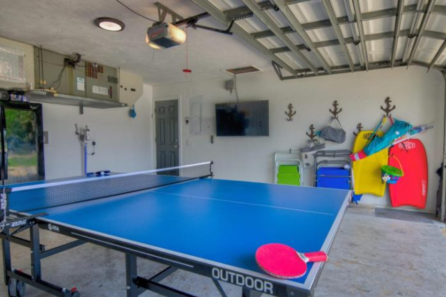 Salt Water Heated Pool Home with a Tiki Bar, a Garage Game Room and 4 Bikes - Niagara Falls