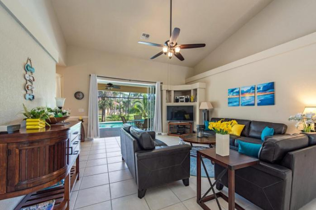 Palms and Pool home in Naples best beaches and national parks - Niagara Falls
