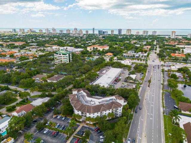 Vibrant Condo in Central Naples - Niagara Falls