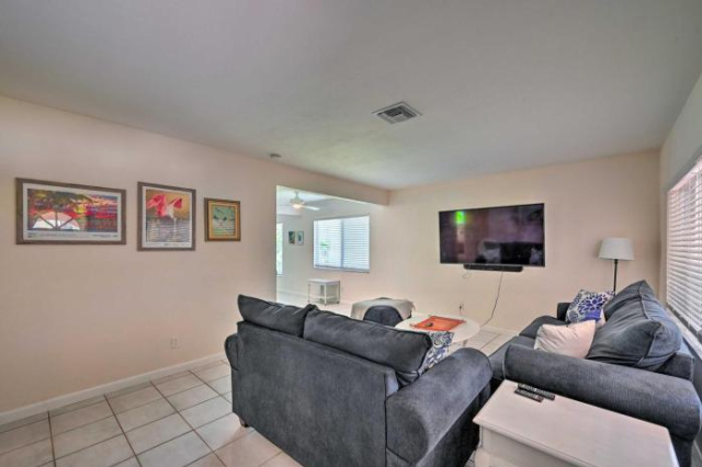 Bright Family Home, Walk to Vanderbilt Beach! - Niagara Falls